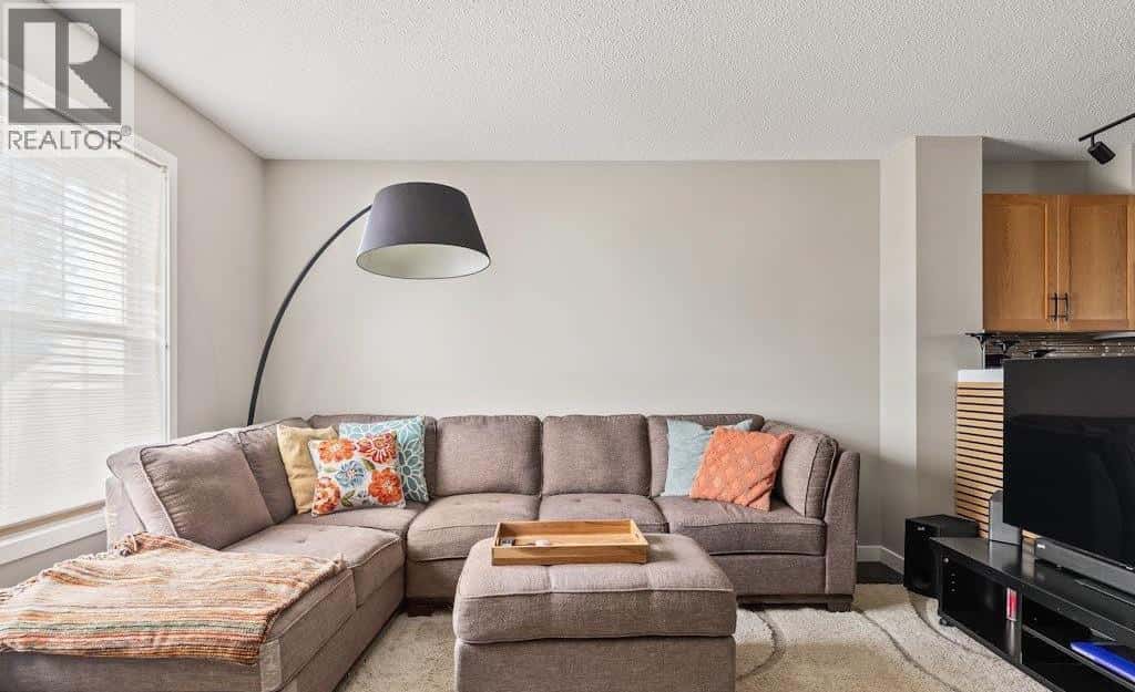 149 Elgin Gardens SE — Calgary - Photo 4 of 38