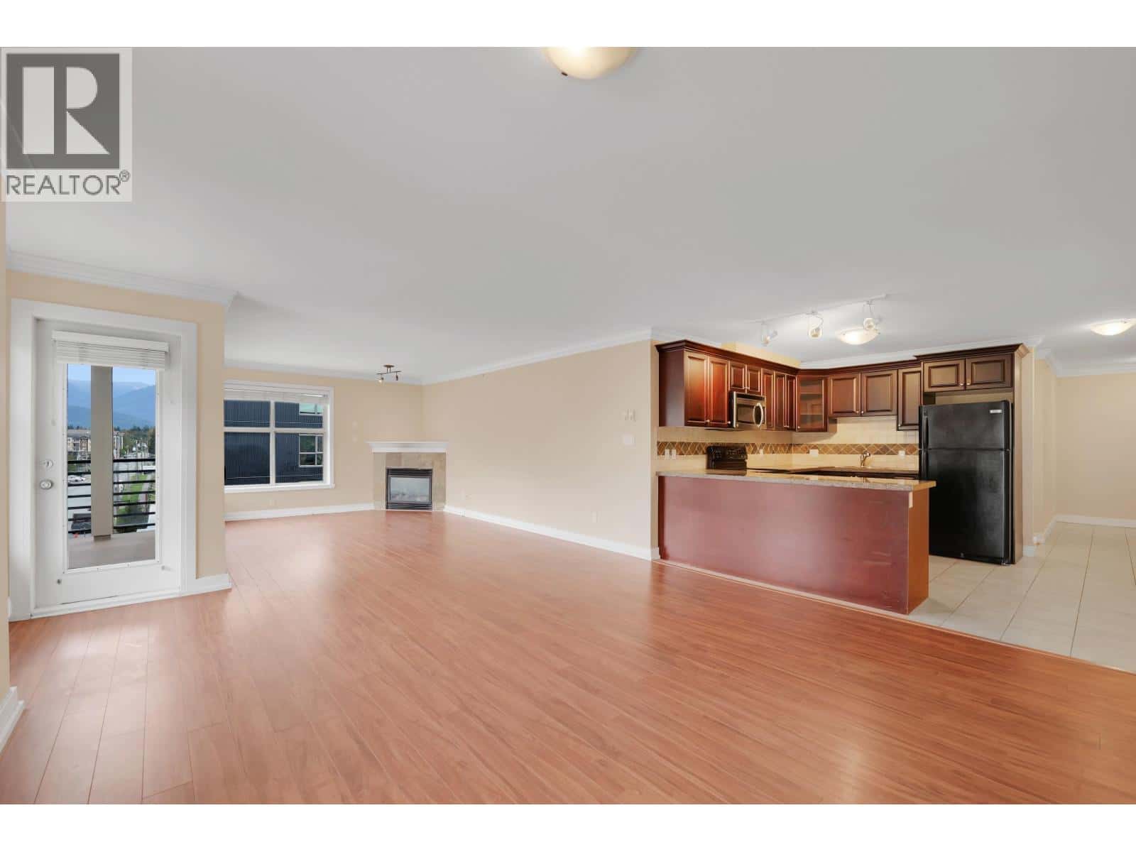 403 1310 VICTORIA STREET — Squamish - Photo 2 of 31