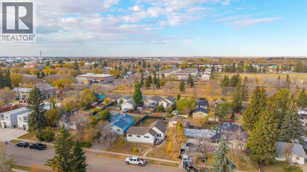 4624 45 Street — Lloydminster - Photo 3 of 36