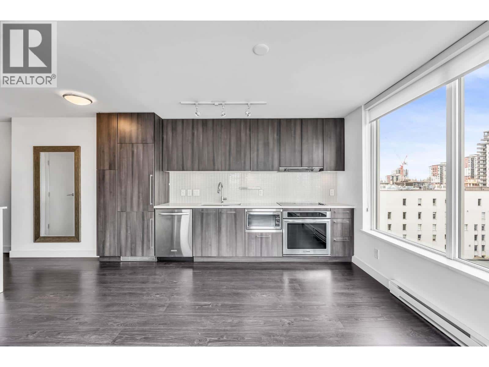 1105 668 COLUMBIA STREET — New Westminster - Photo 2 of 19