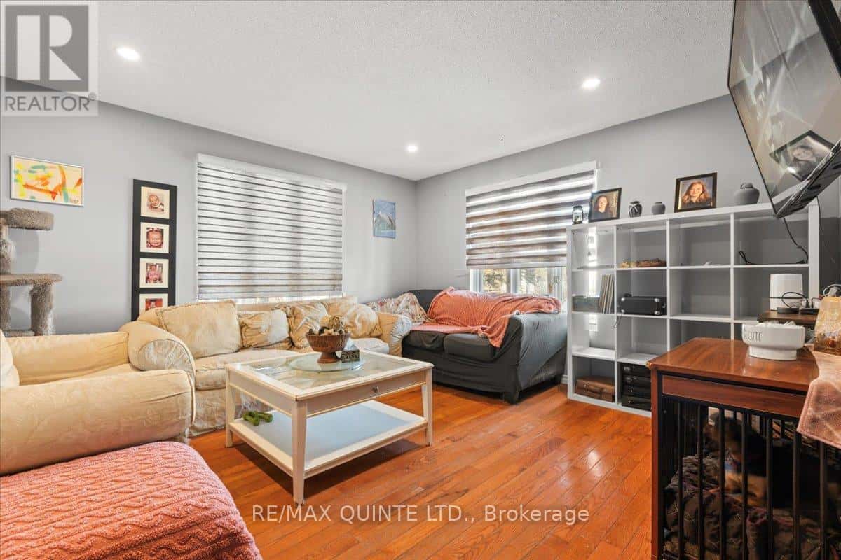 13 COLBORNE STREET — Centre Hastings - Photo 4 of 13