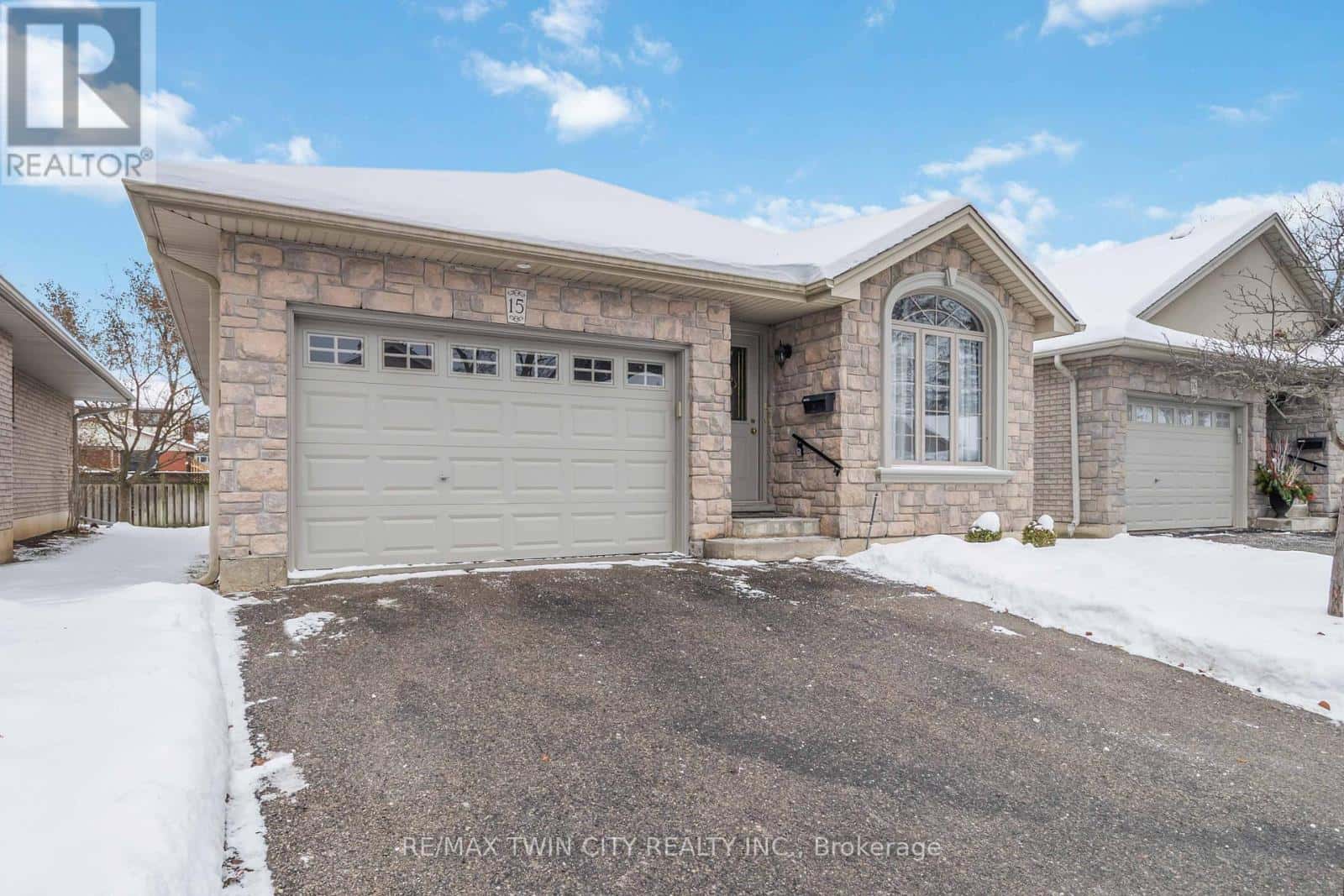 15 - 54 GLENWOOD DRIVE — Brantford, Ontario - Photo 3 of 50