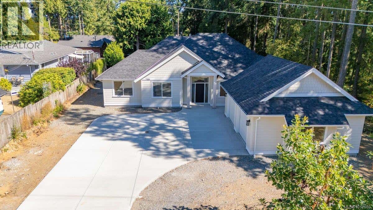 7436 Lantzville Rd — Lantzville - Photo 3 of 31