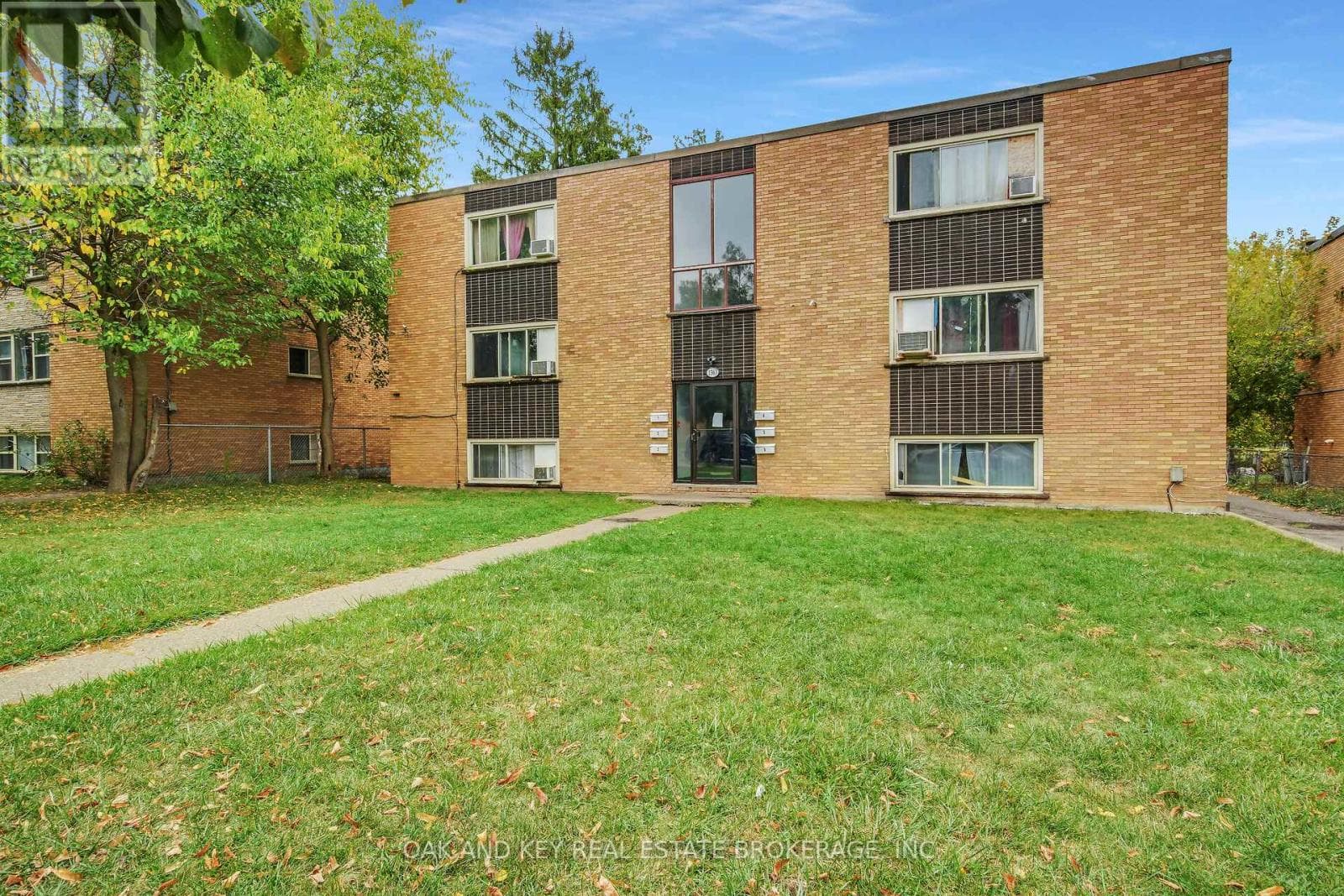 1563 ALLEN PLACE — London East (East H) - Main photo