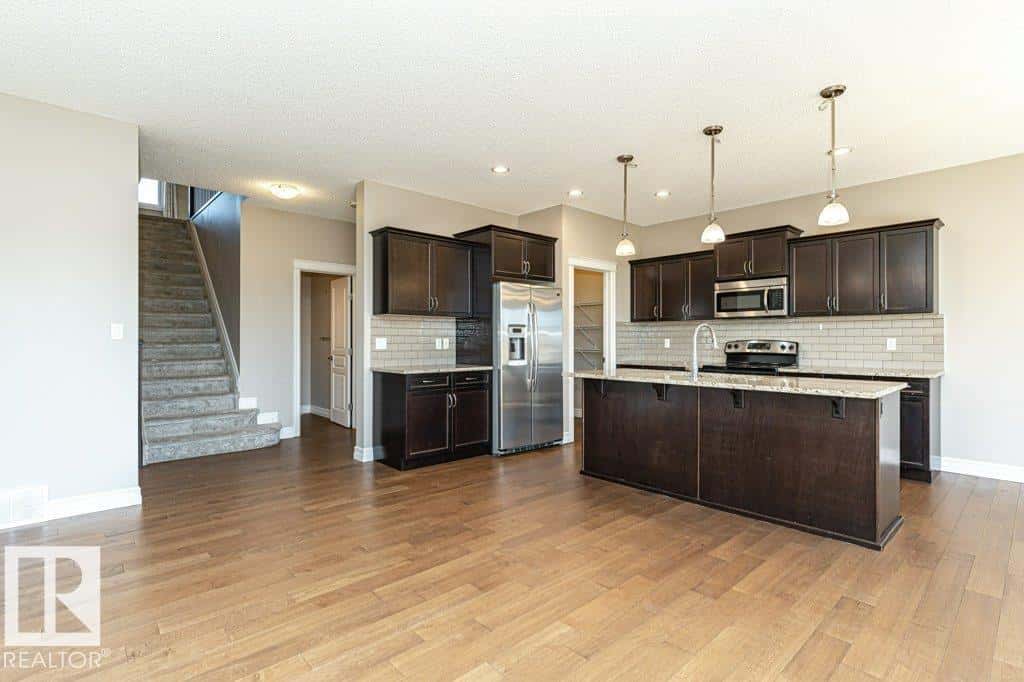 1920 33B ST NW — Edmonton, Alberta - Photo 3 of 63