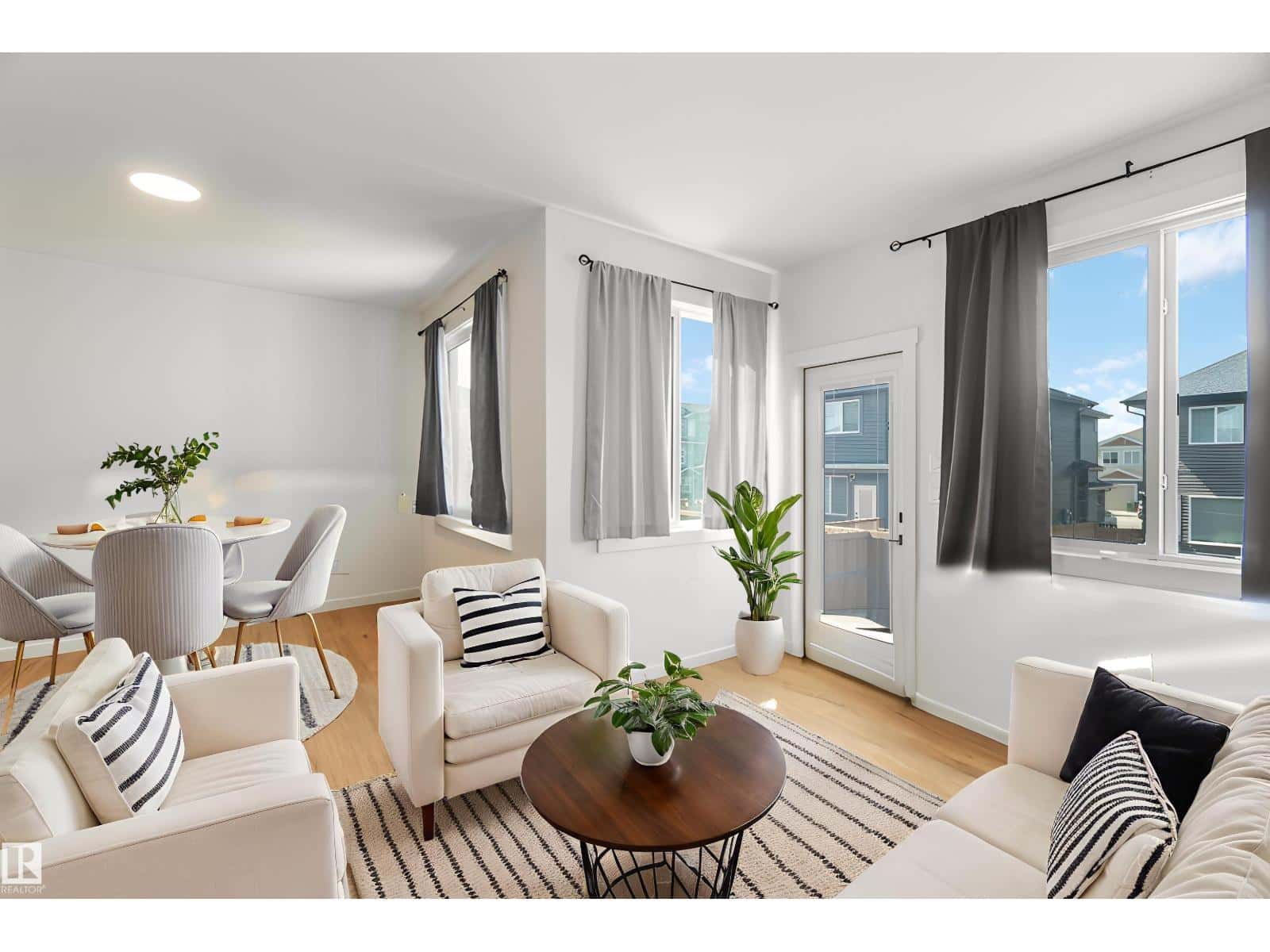 2172 52 St SW — Edmonton - Photo 2 of 48