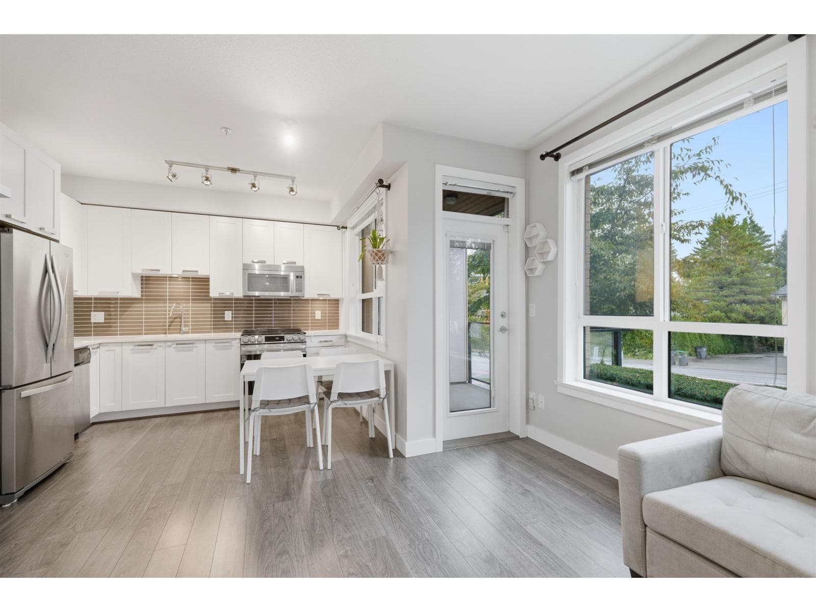 206 15388 105 AVENUE — Surrey - Main photo