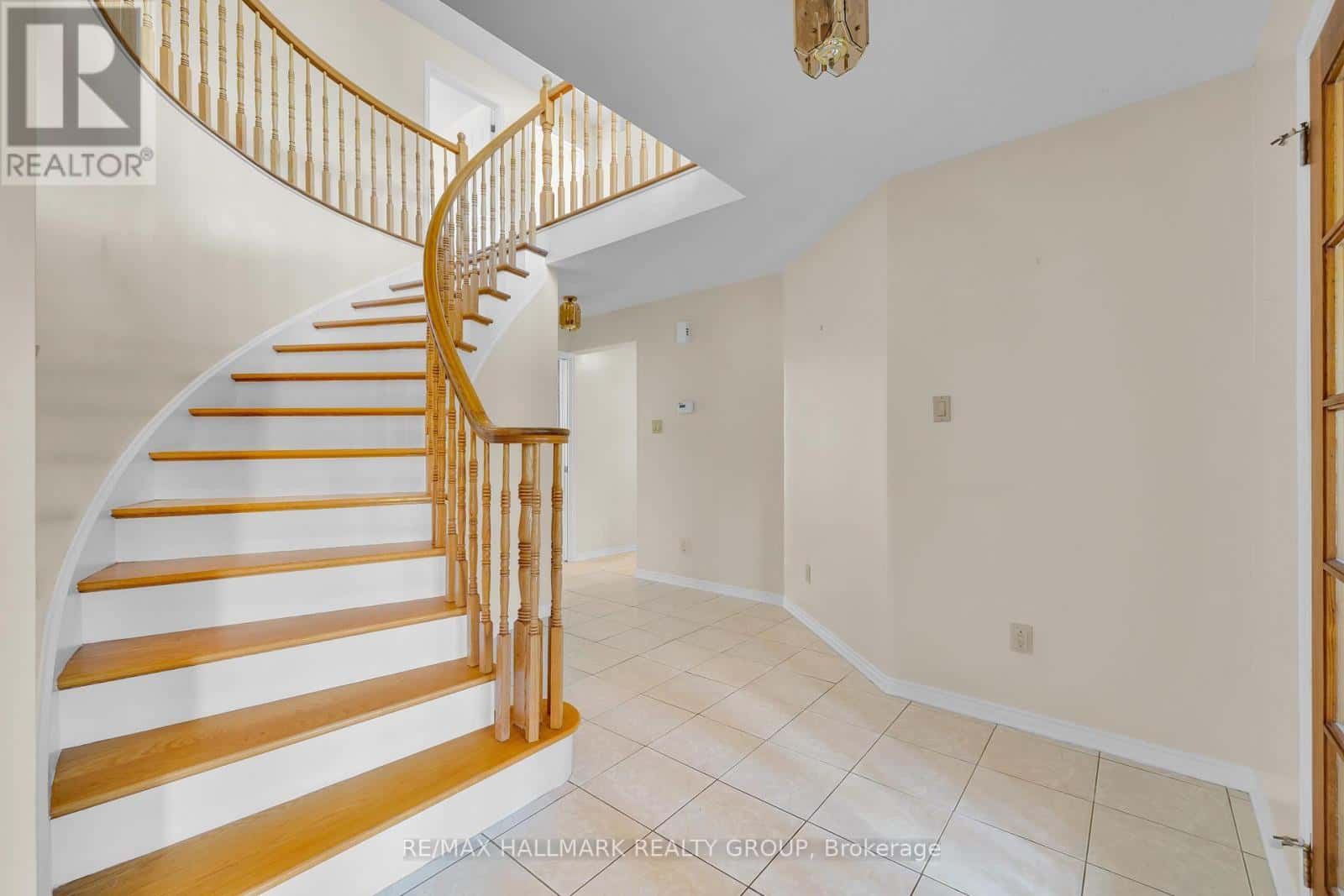 1396 LAROSE AVENUE — Ottawa - Photo 4 of 34