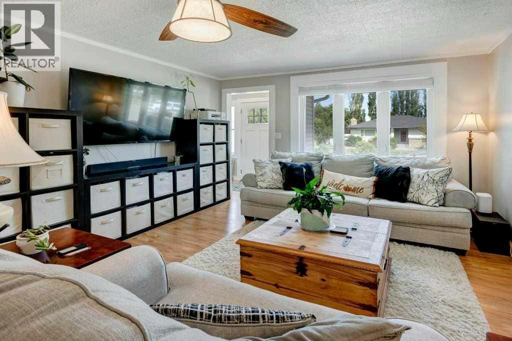 5223 3 Street W — Claresholm - Photo 4 of 50