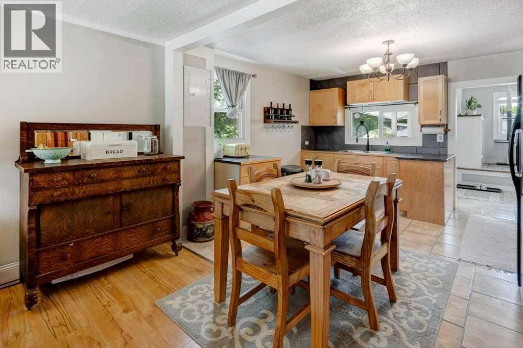 5223 3 Street W — Claresholm - Photo 5 of 50