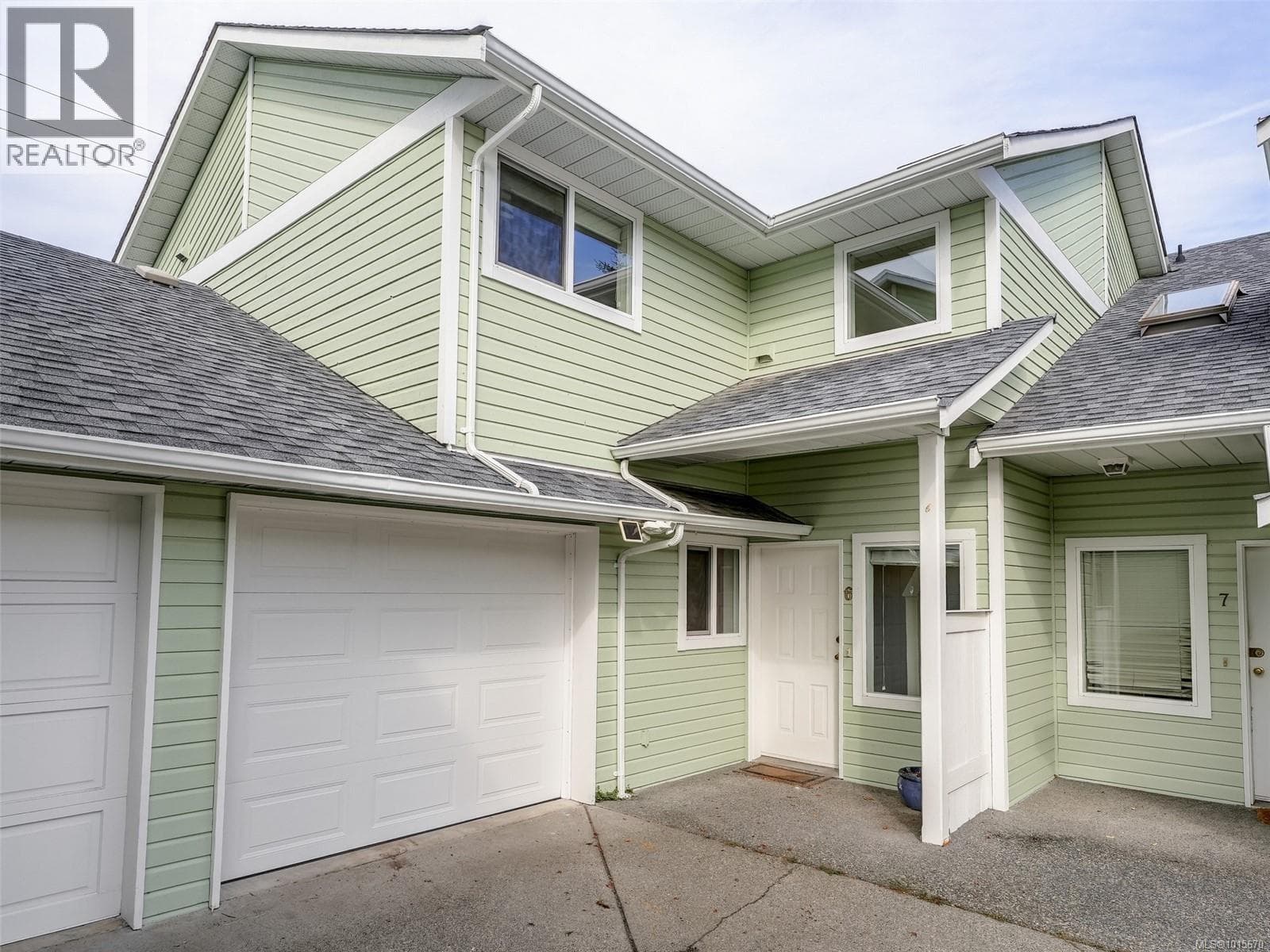 6 1441 Hillside Ave — Victoria - Main photo