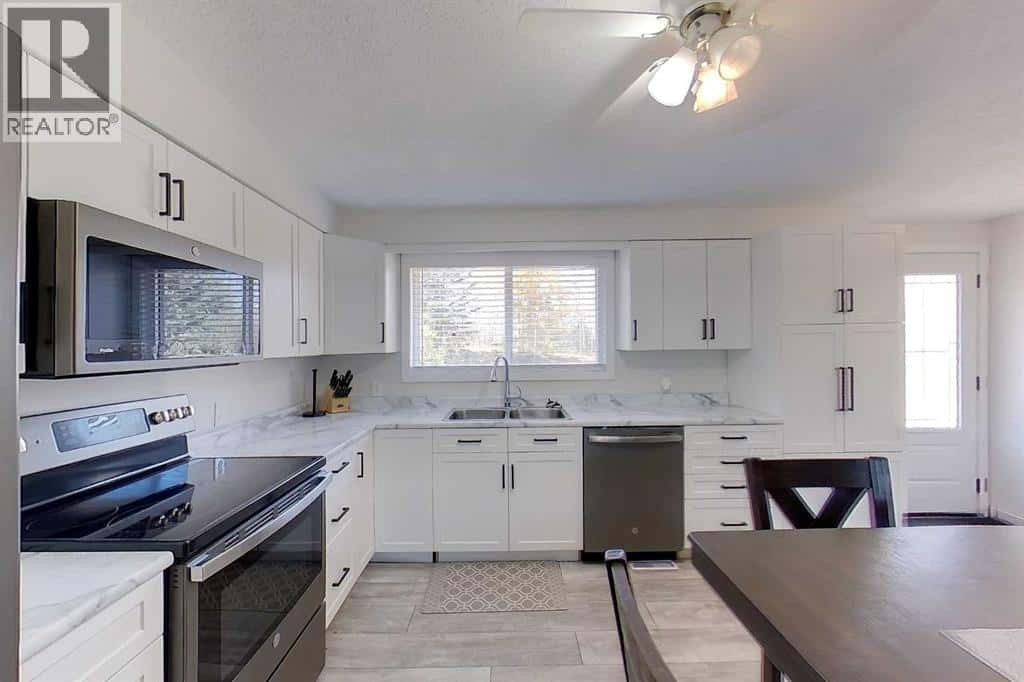 1014 10 Street — Smith - Photo 2 of 30