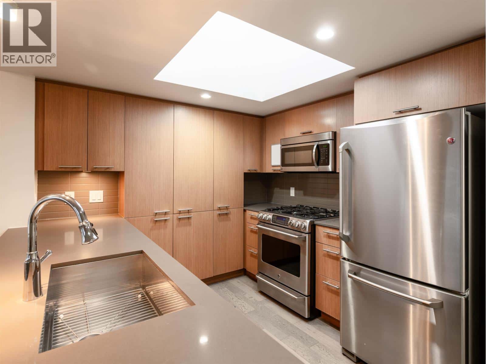 614 95 MOODY STREET — Port Moody - Photo 2 of 28