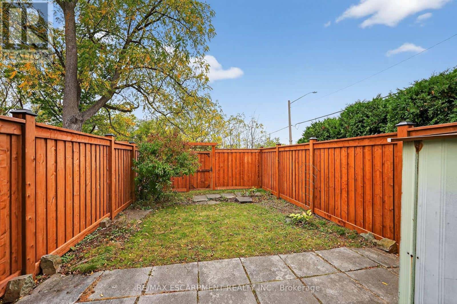 1 - 34 BOW VALLEY DRIVE — Hamilton (Riverdale) - Photo 4 of 20