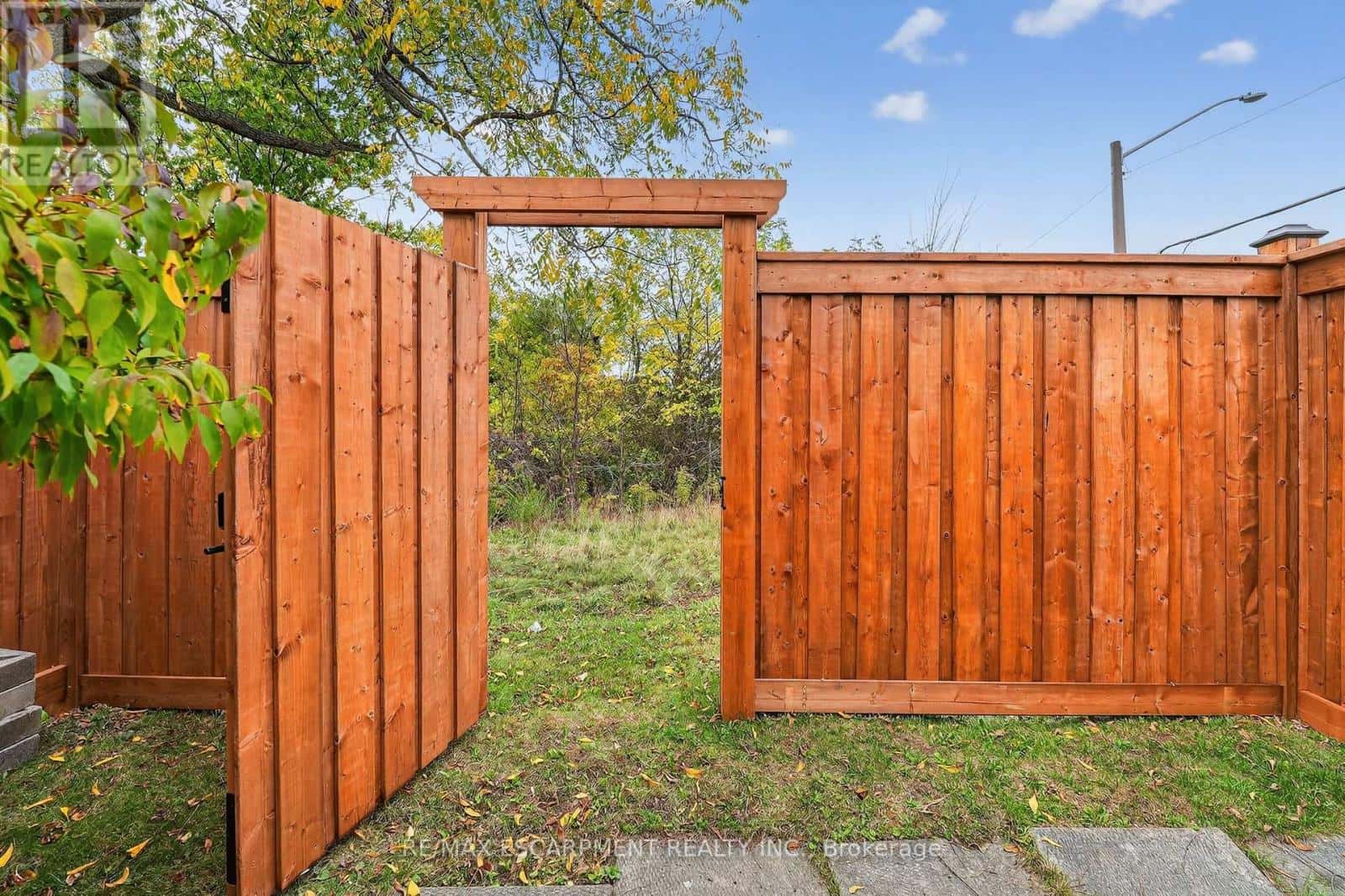 1 - 34 BOW VALLEY DRIVE — Hamilton (Riverdale) - Photo 5 of 20