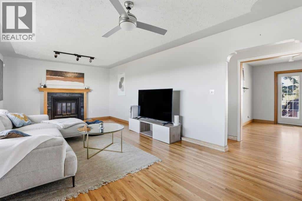 3003 25 Street SW — Calgary - Photo 4 of 47