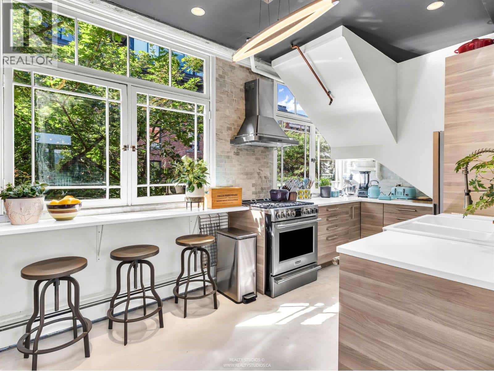 83 ALEXANDER STREET — Vancouver - Photo 2 of 38