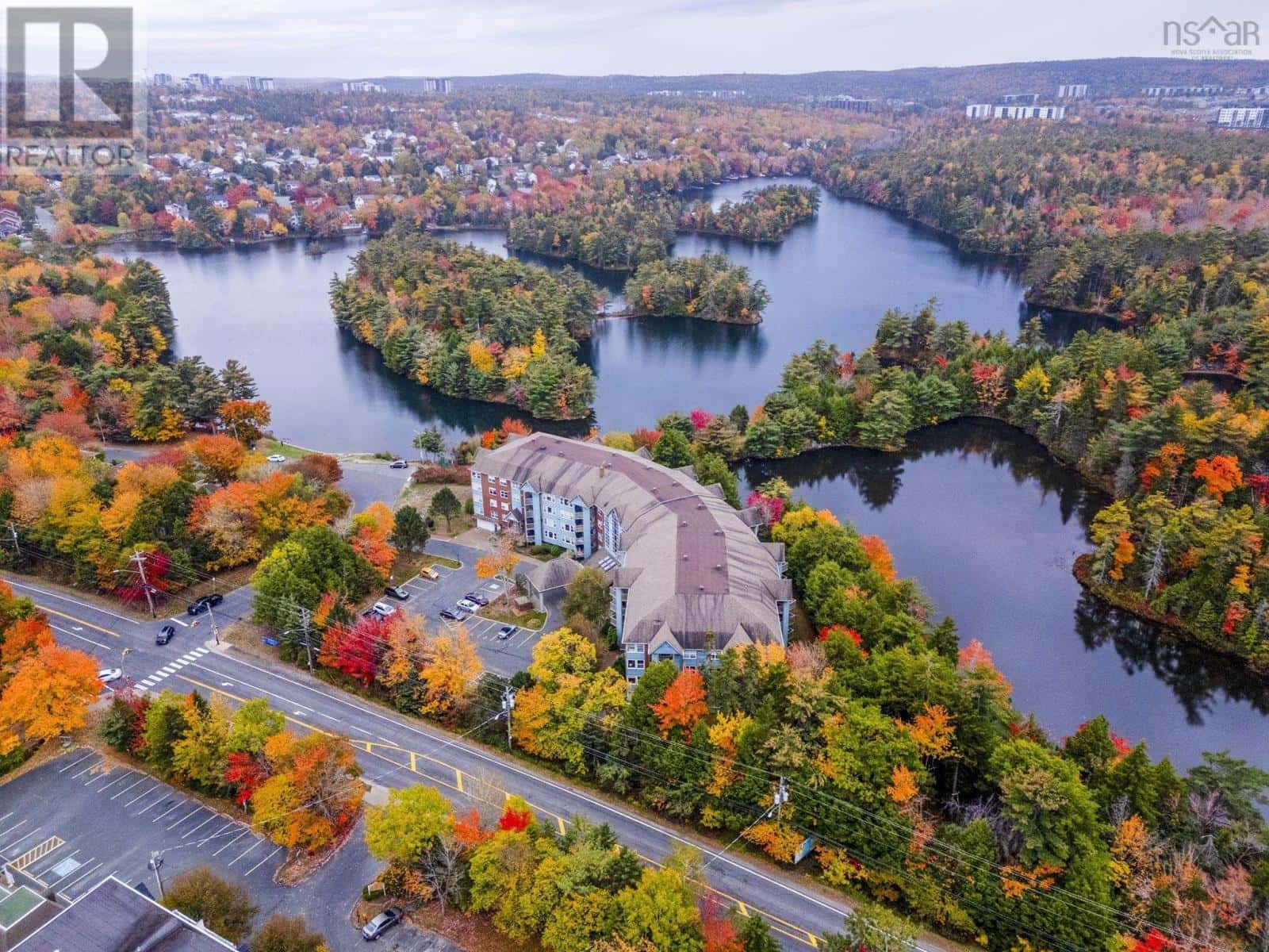 304 2 Lake Drive — Bedford - Photo 2 of 35