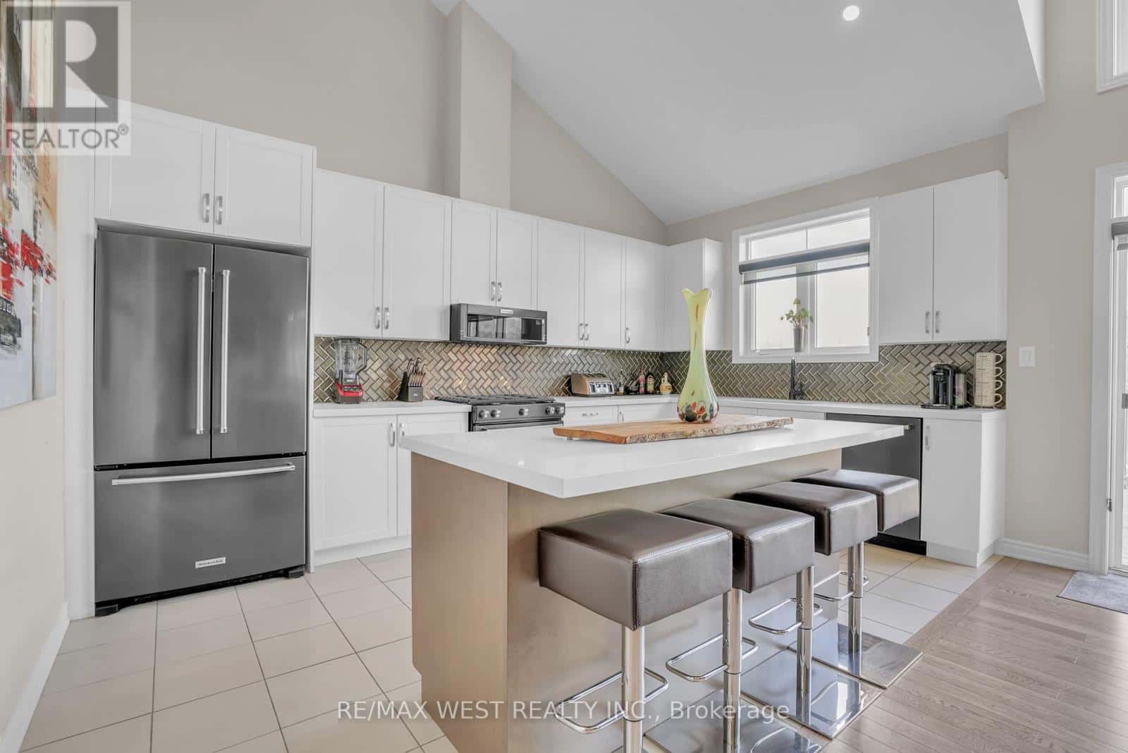 8 SPOONER CRESCENT — Collingwood - Photo 2 of 20