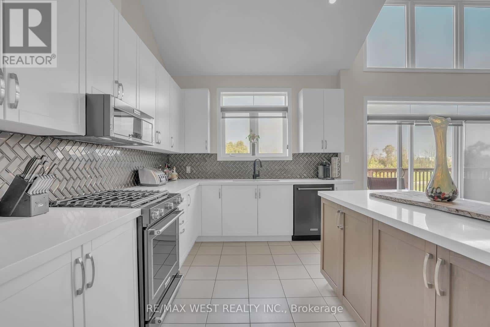 8 SPOONER CRESCENT — Collingwood - Photo 4 of 20