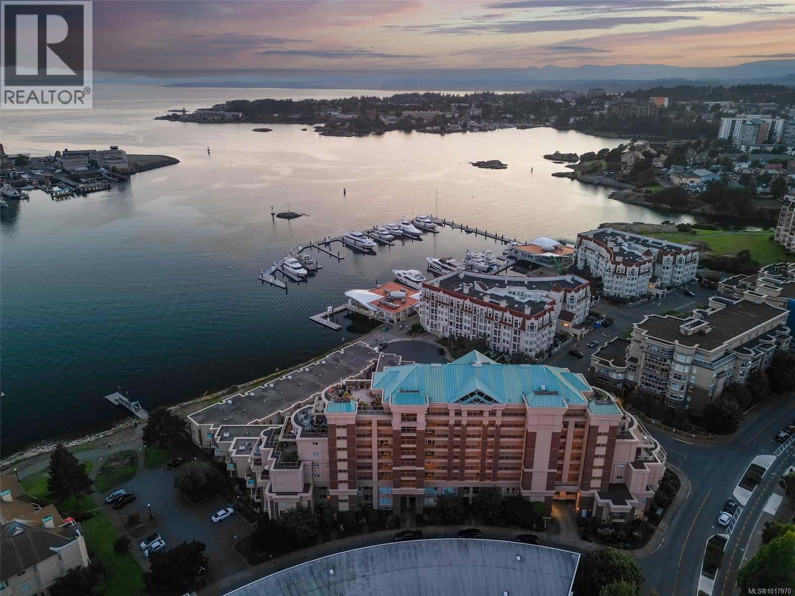 126 75 Songhees Rd — Victoria - Photo 2 of 39