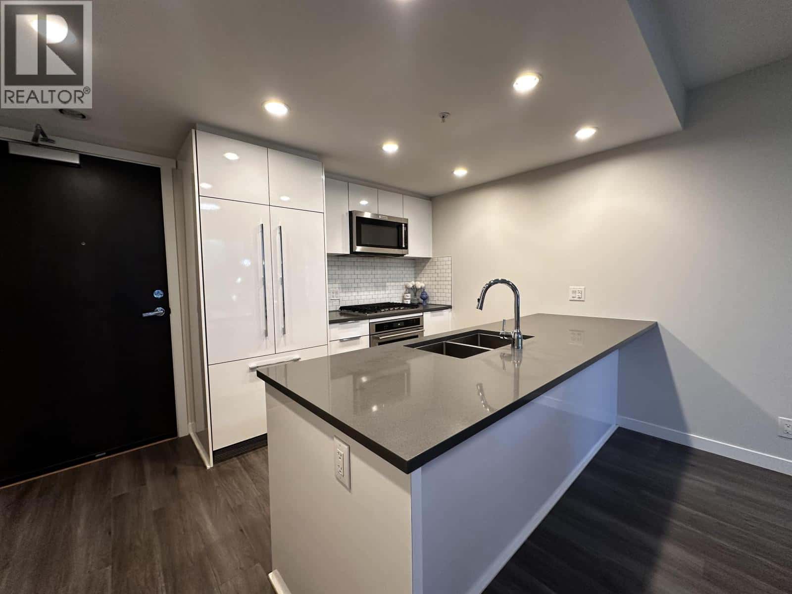 706 3100 WINDSOR GATE — Coquitlam - Photo 4 of 19