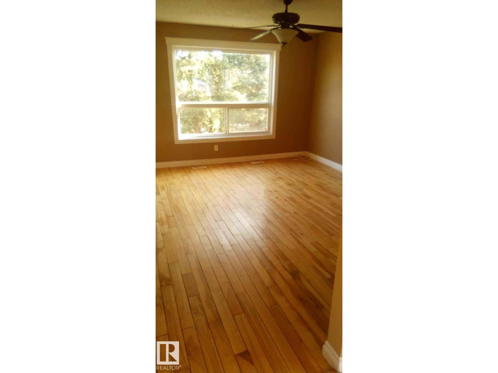 3428 143 AV NW — Edmonton - Photo 4 of 15