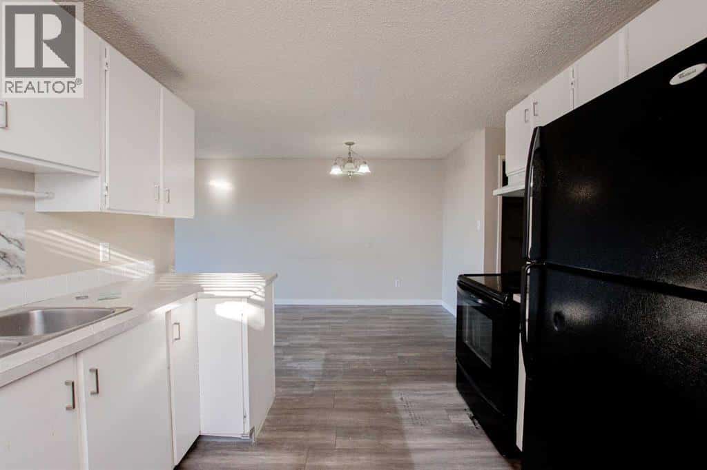 8115 94 Street — Grande Prairie - Photo 5 of 10