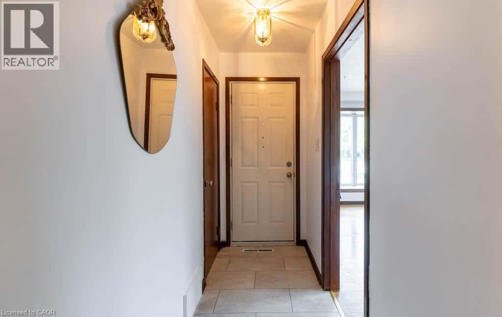 24 HILDA Street — Welland - Photo 3 of 23