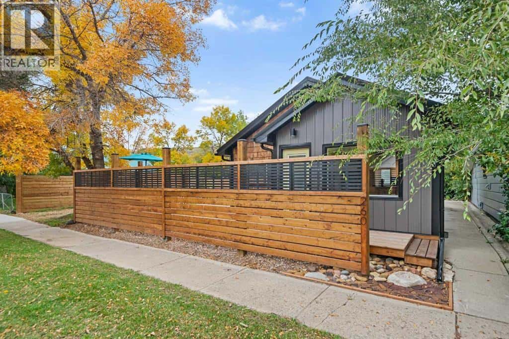 260 2 Avenue — Drumheller - Photo 2 of 42