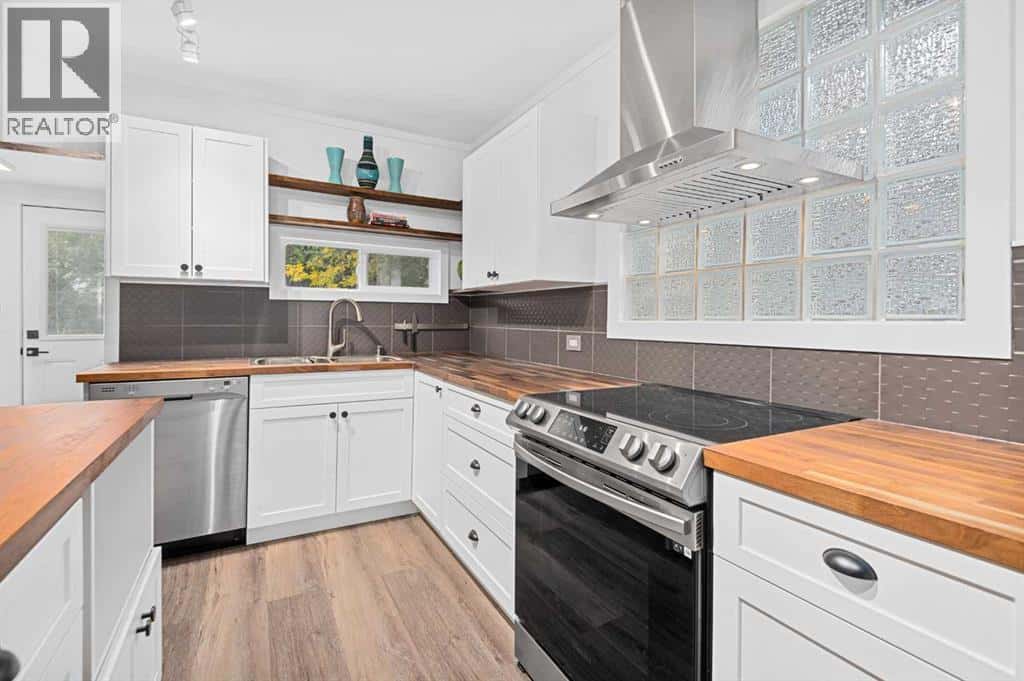 260 2 Avenue — Drumheller - Photo 3 of 42