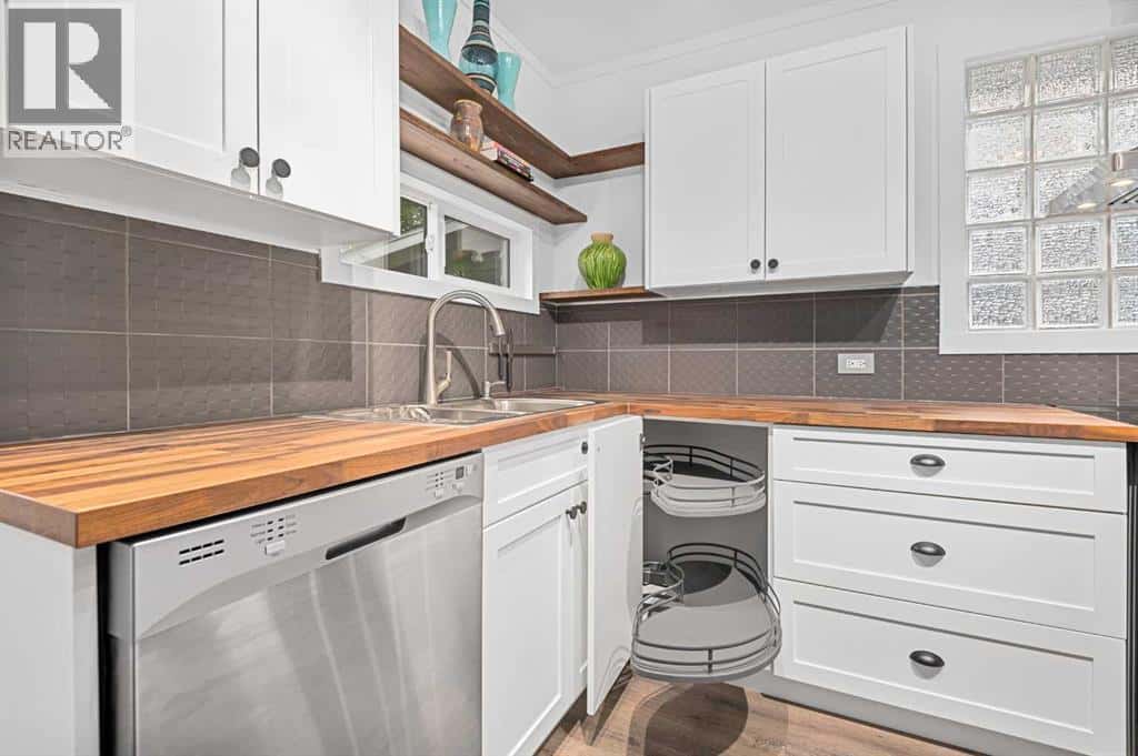 260 2 Avenue — Drumheller - Photo 4 of 42