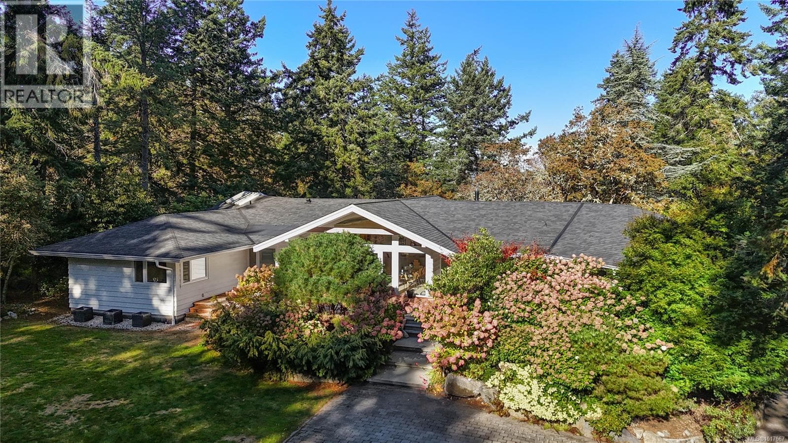 2623 Queenswood Dr — Saanich, British Columbia - Main photo