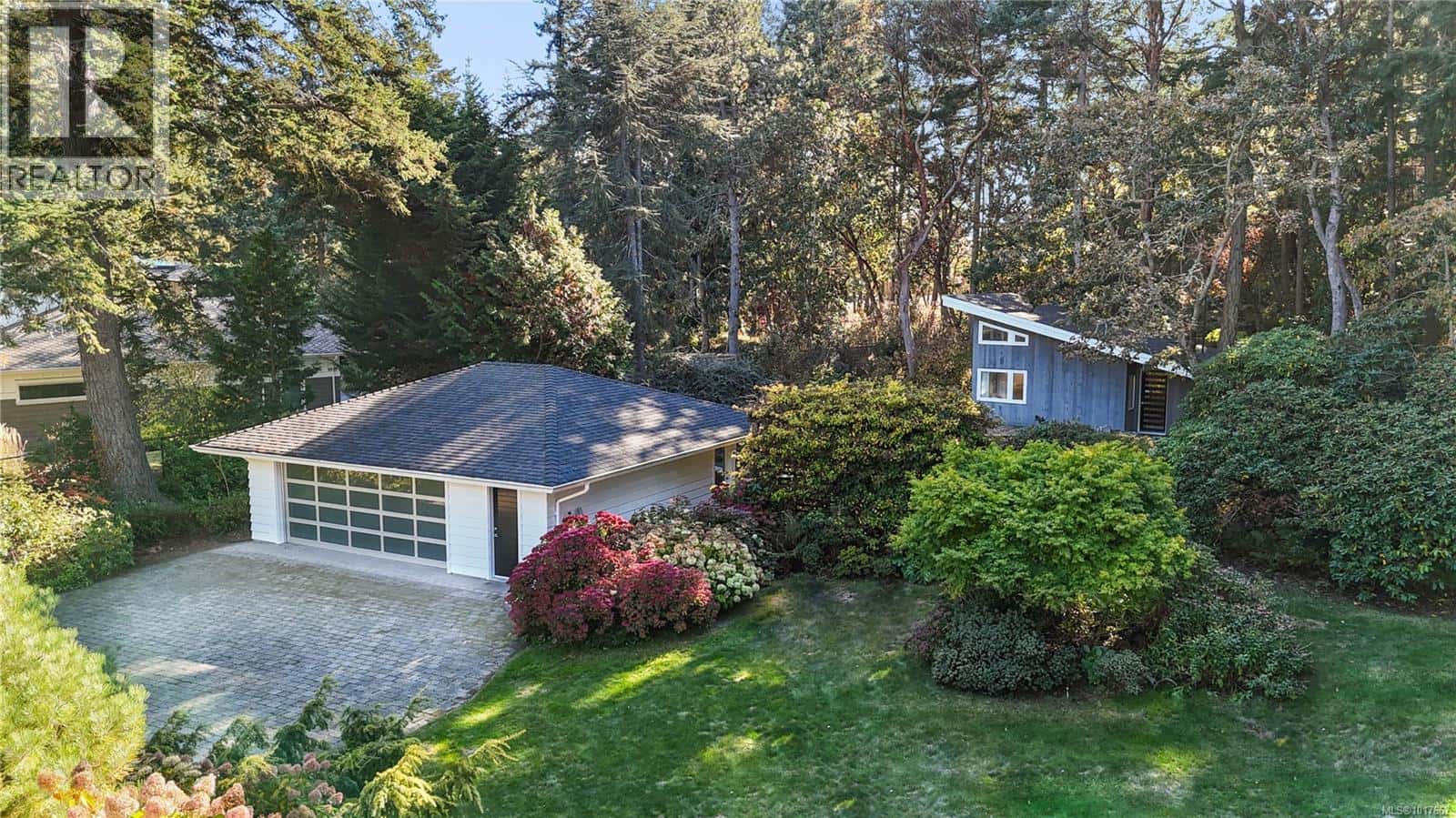 2623 Queenswood Dr — Saanich, British Columbia - Photo 3 of 50