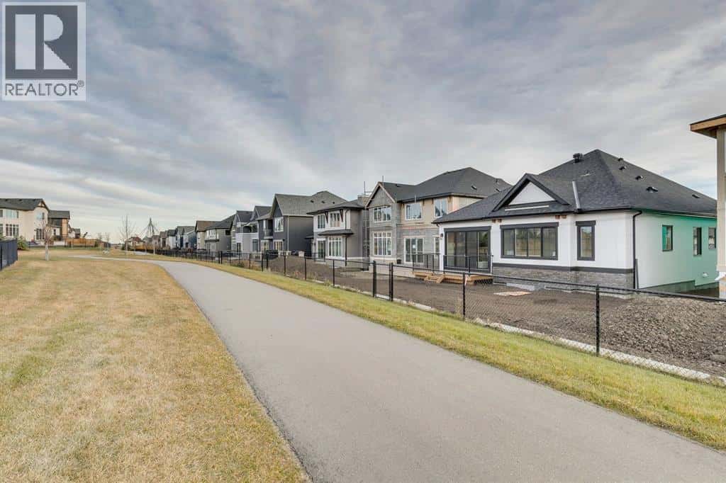 176 Marina Grove SE — Calgary, Alberta - Photo 4 of 50