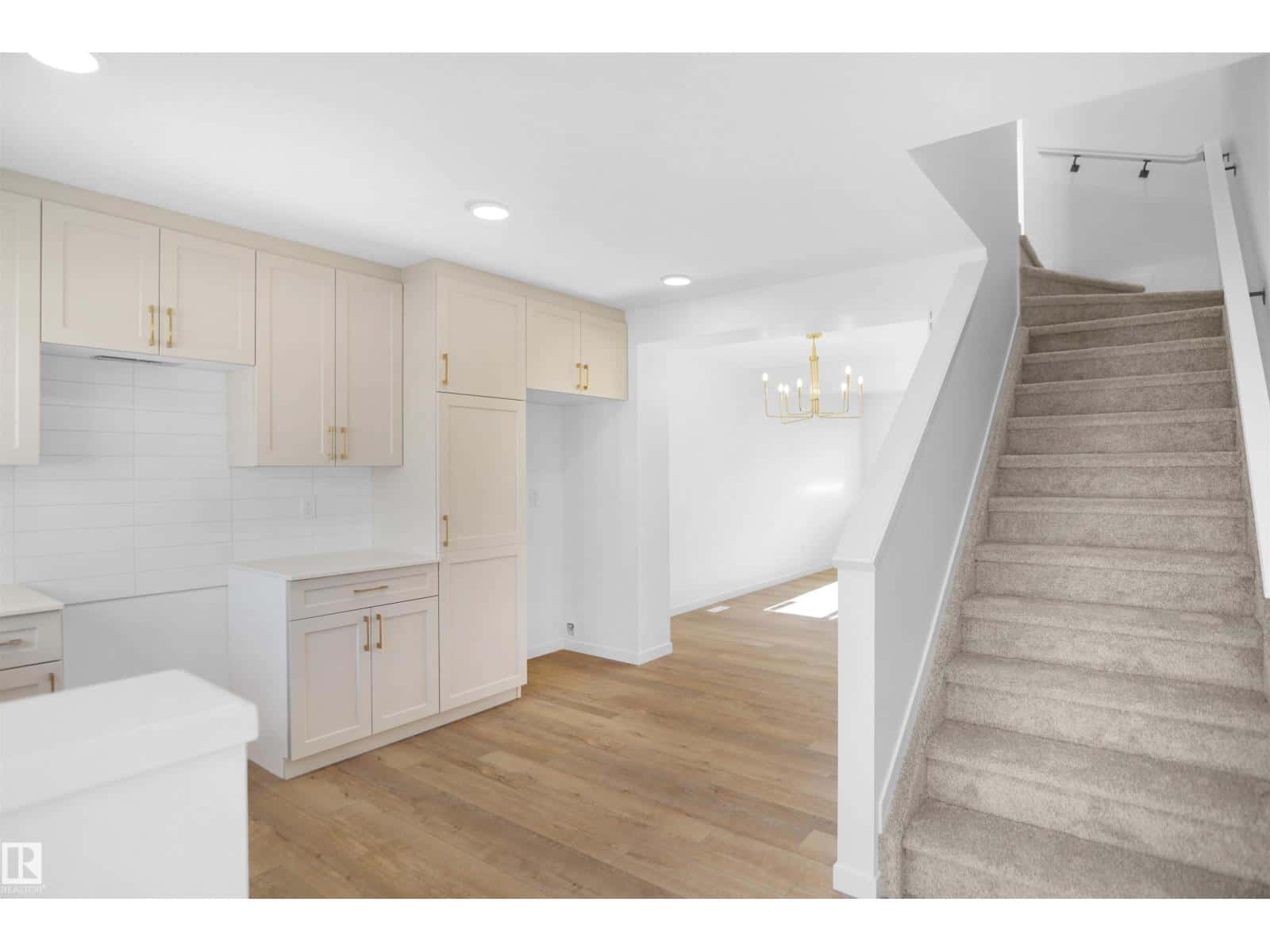 2103 210 ST NW — Edmonton - Photo 4 of 25