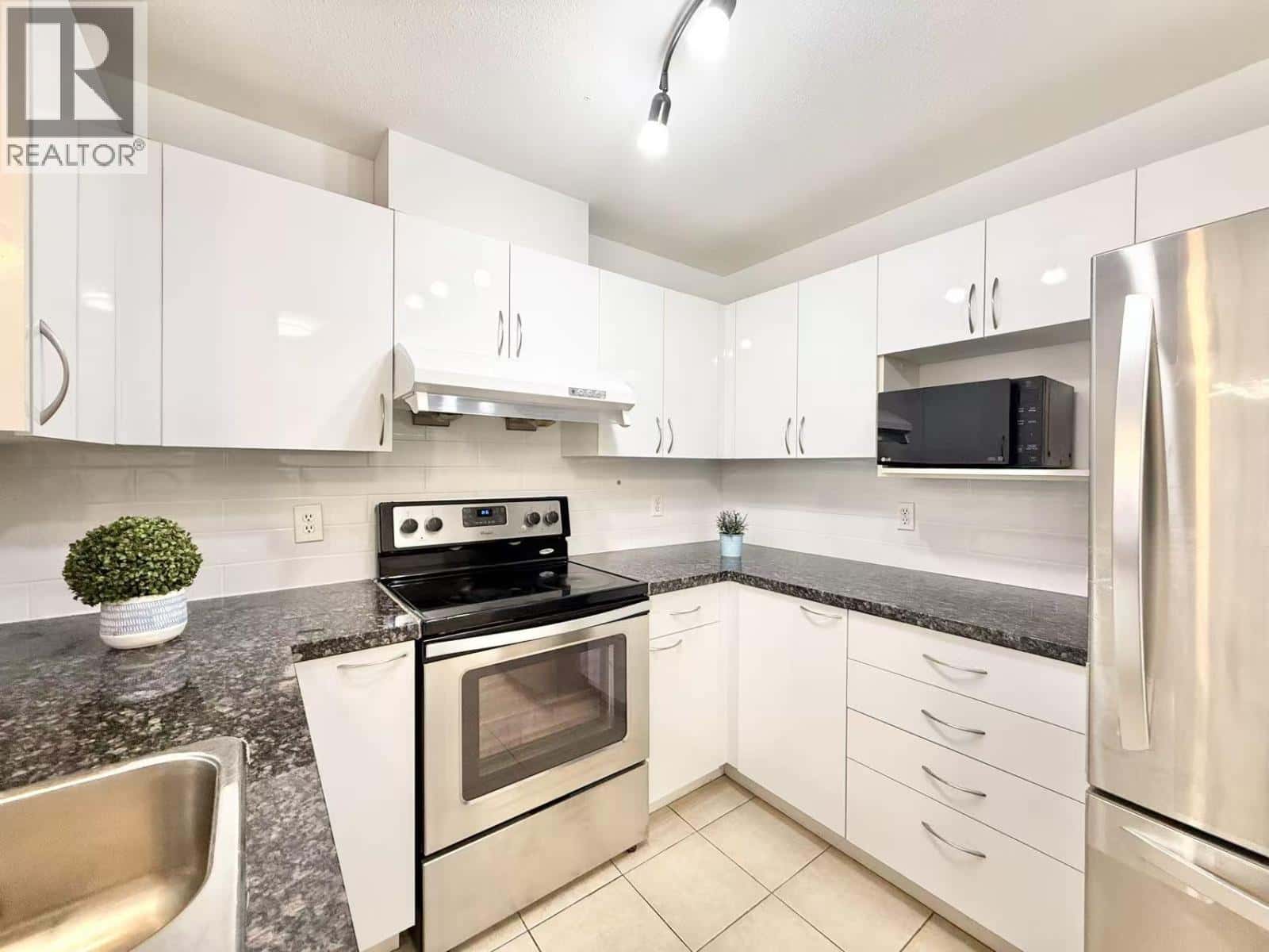 302 8200 JONES ROAD — Richmond - Photo 3 of 33