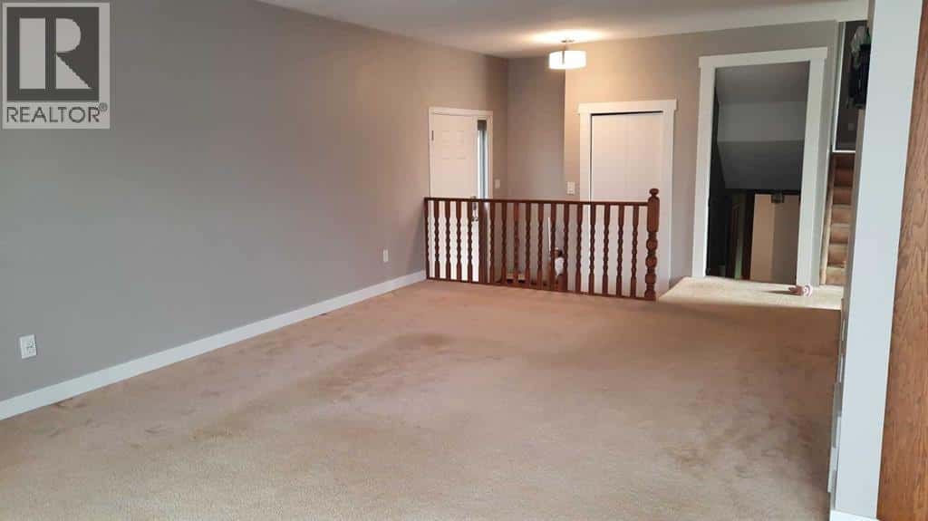 706 Bankview Close — Drumheller - Photo 4 of 19