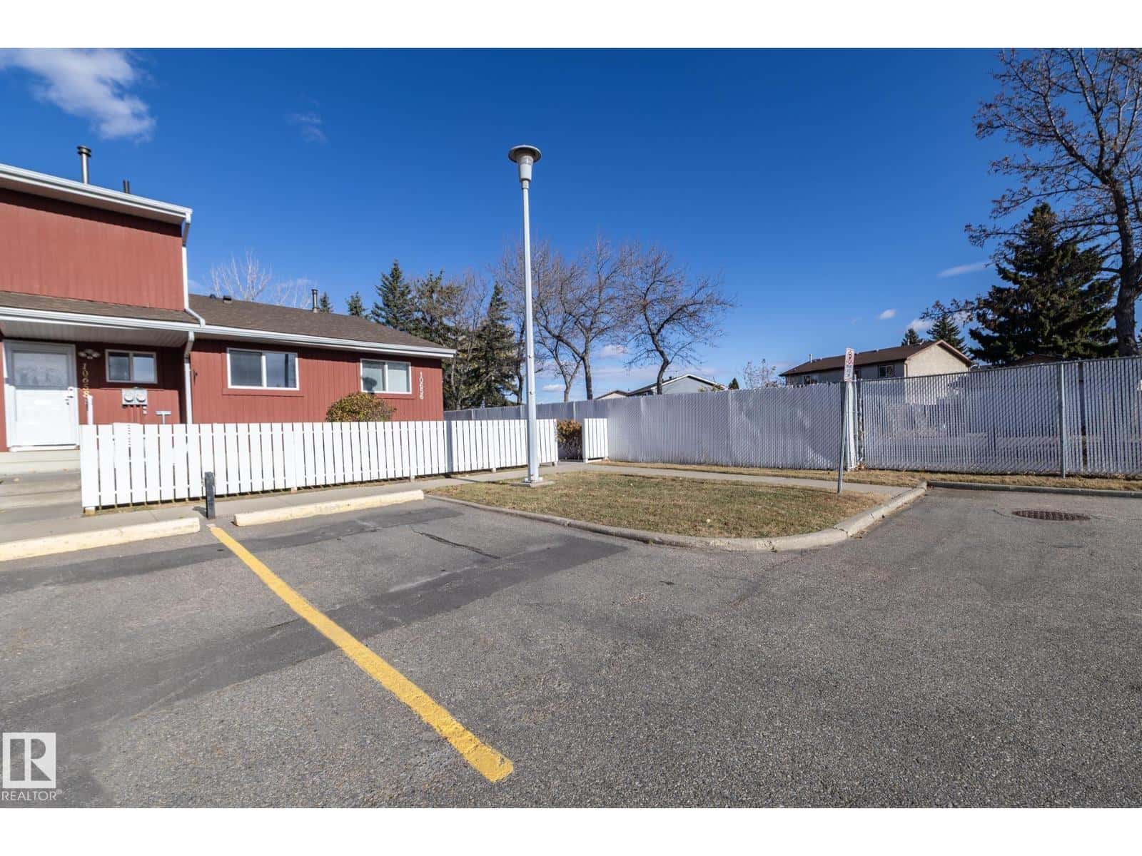 10656 BEAUMARIS RD NW — Edmonton - Photo 3 of 21