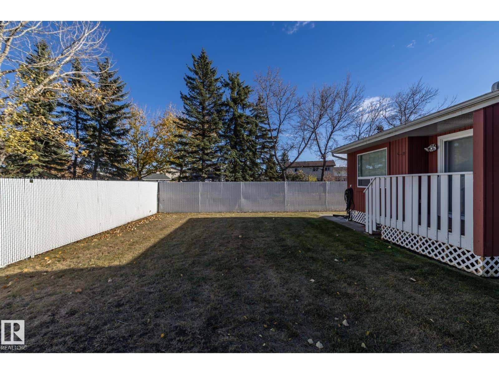 10656 BEAUMARIS RD NW — Edmonton - Photo 5 of 21