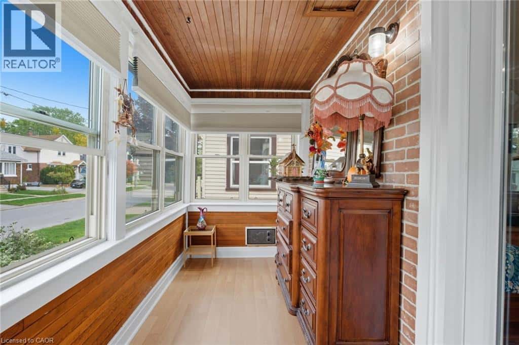 4 MANNING Street — St. Catharines - Photo 2 of 20