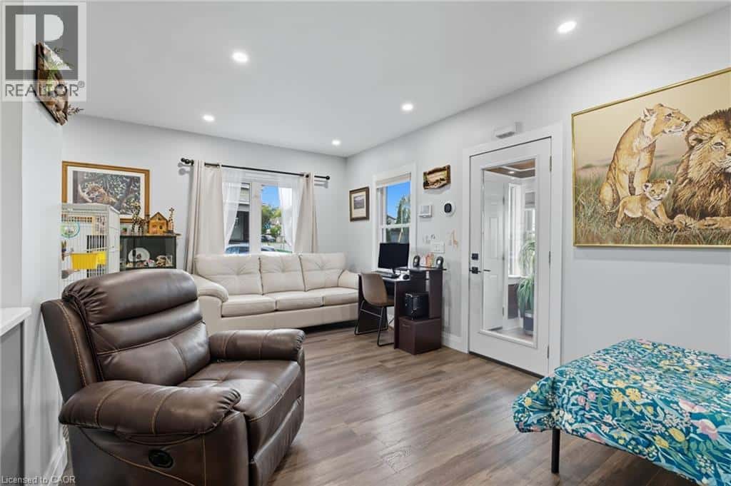 4 MANNING Street — St. Catharines - Photo 3 of 20