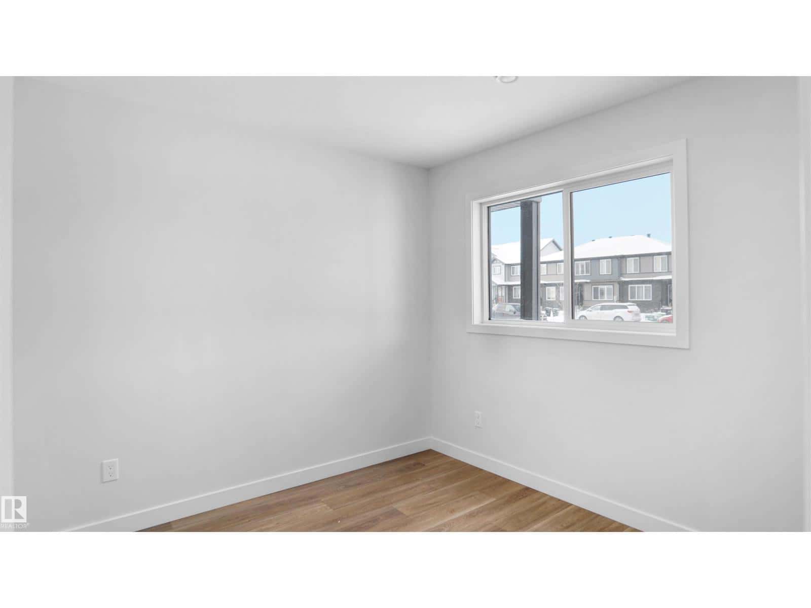 932 19 AV NW — Edmonton - Photo 3 of 27