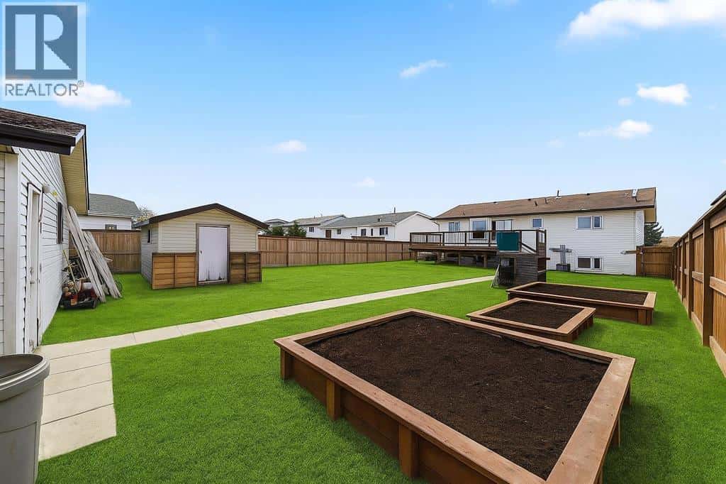 5419 53 Street — Camrose - Photo 3 of 32