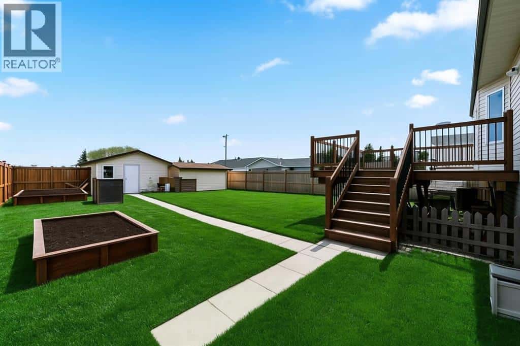 5419 53 Street — Camrose - Photo 4 of 32