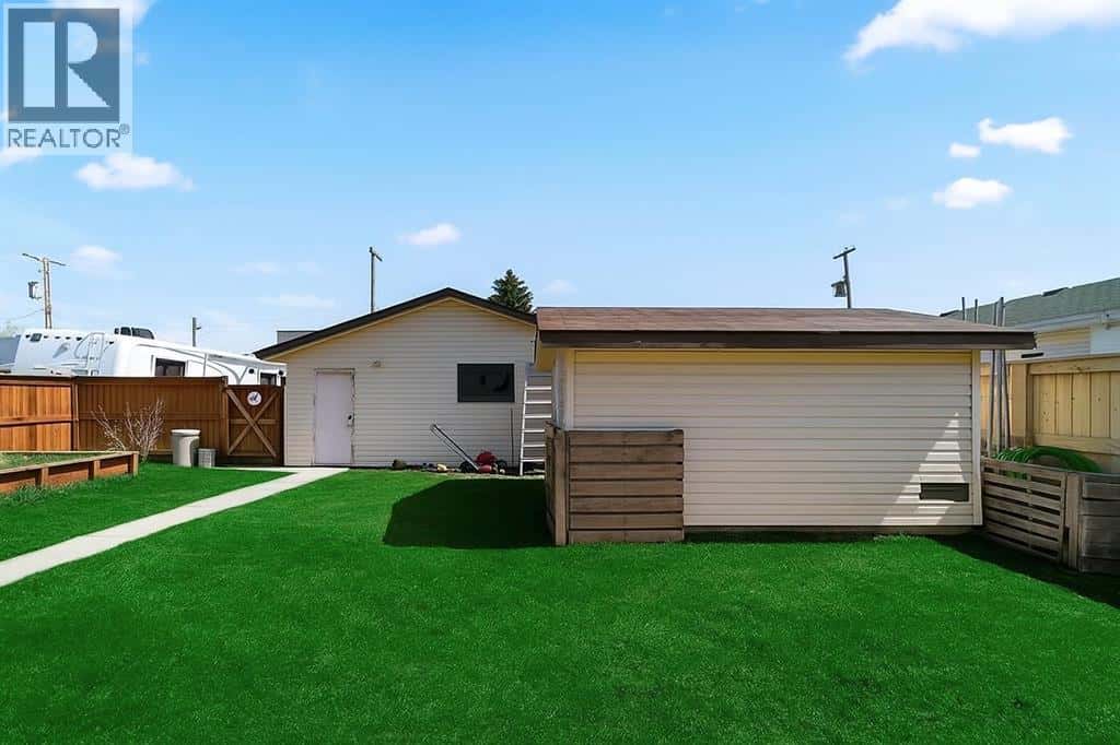 5419 53 Street — Camrose - Photo 5 of 32