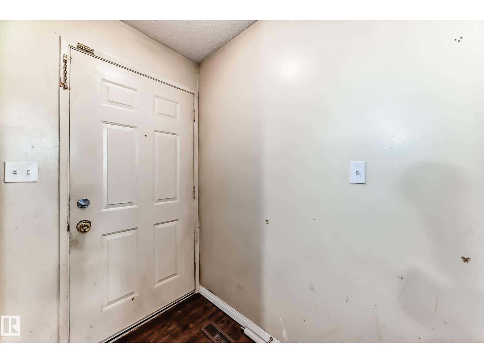 12607 161 AV NW — Edmonton - Photo 2 of 39