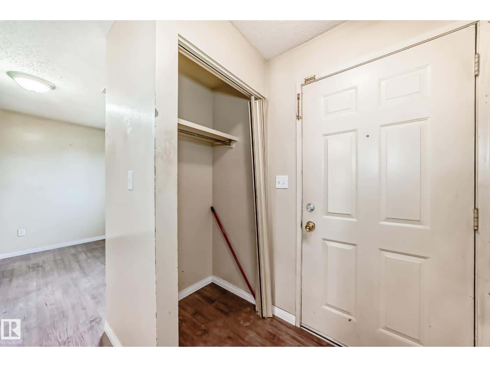 12607 161 AV NW — Edmonton - Photo 3 of 39