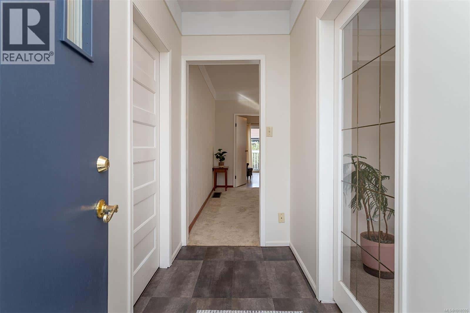 2321 Shakespeare St — Victoria - Photo 4 of 37