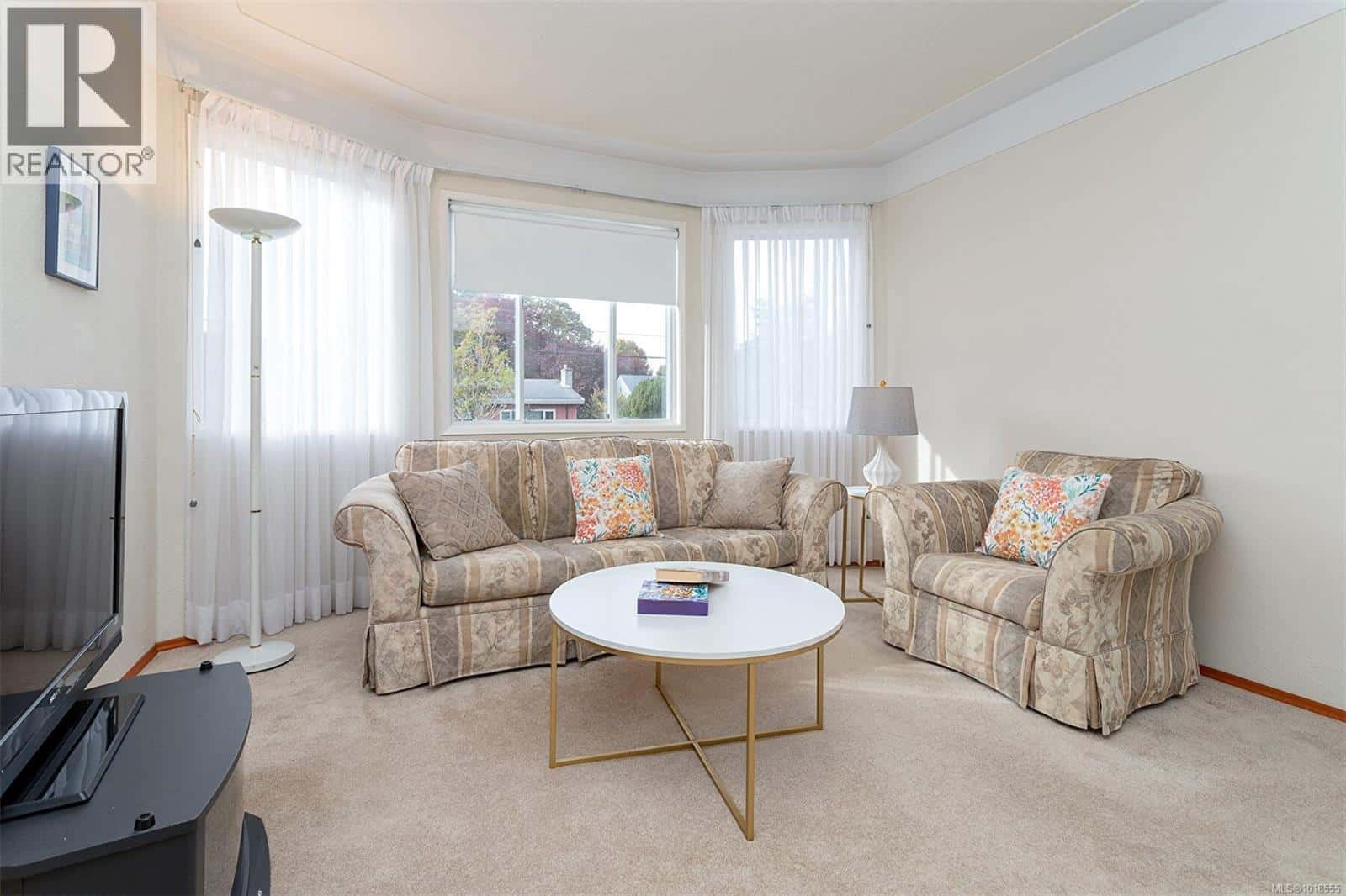 2321 Shakespeare St — Victoria - Photo 5 of 37